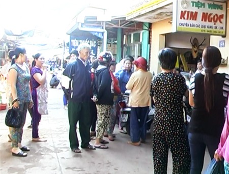 Đổ xô bán vàng vì tin đồn