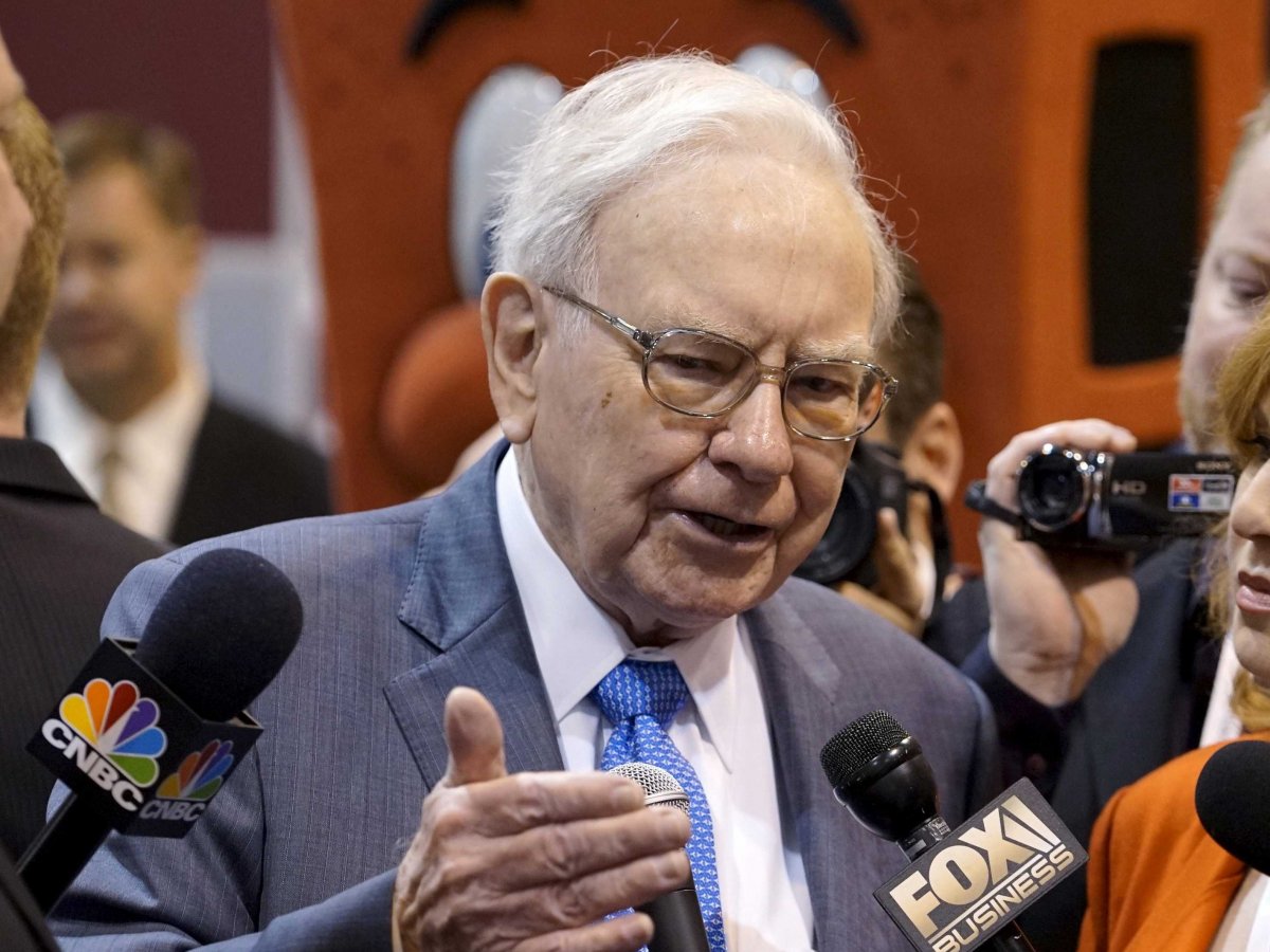 Warren Buffett: Chứng khoán không còn rẻ nếu lãi suất tăng