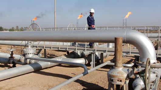 Giá dầu giảm 2% do lo ngại cung vượt cầu
