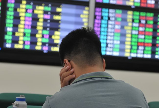 Đứt tay vì “bắt dao rơi”