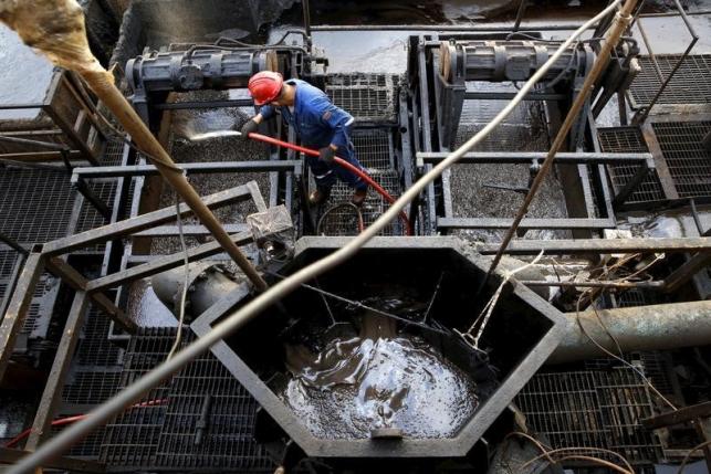Giá dầu tăng 2% do đồng USD giảm giá và đề xuất của Arập Xêút