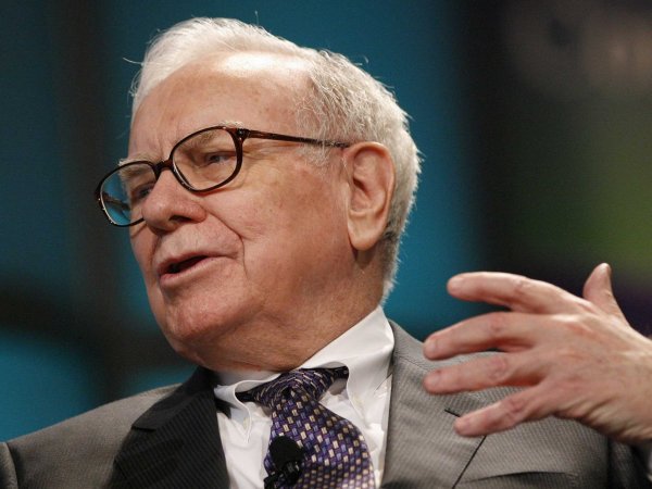 Warren Buffett muốn kiếm thật nhiều tiền nhờ một điếu xì gà