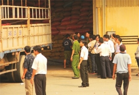 Vụ 7 ngân hàng náo loạn ở kho cà phê : Càng tranh chấp càng mất điểm