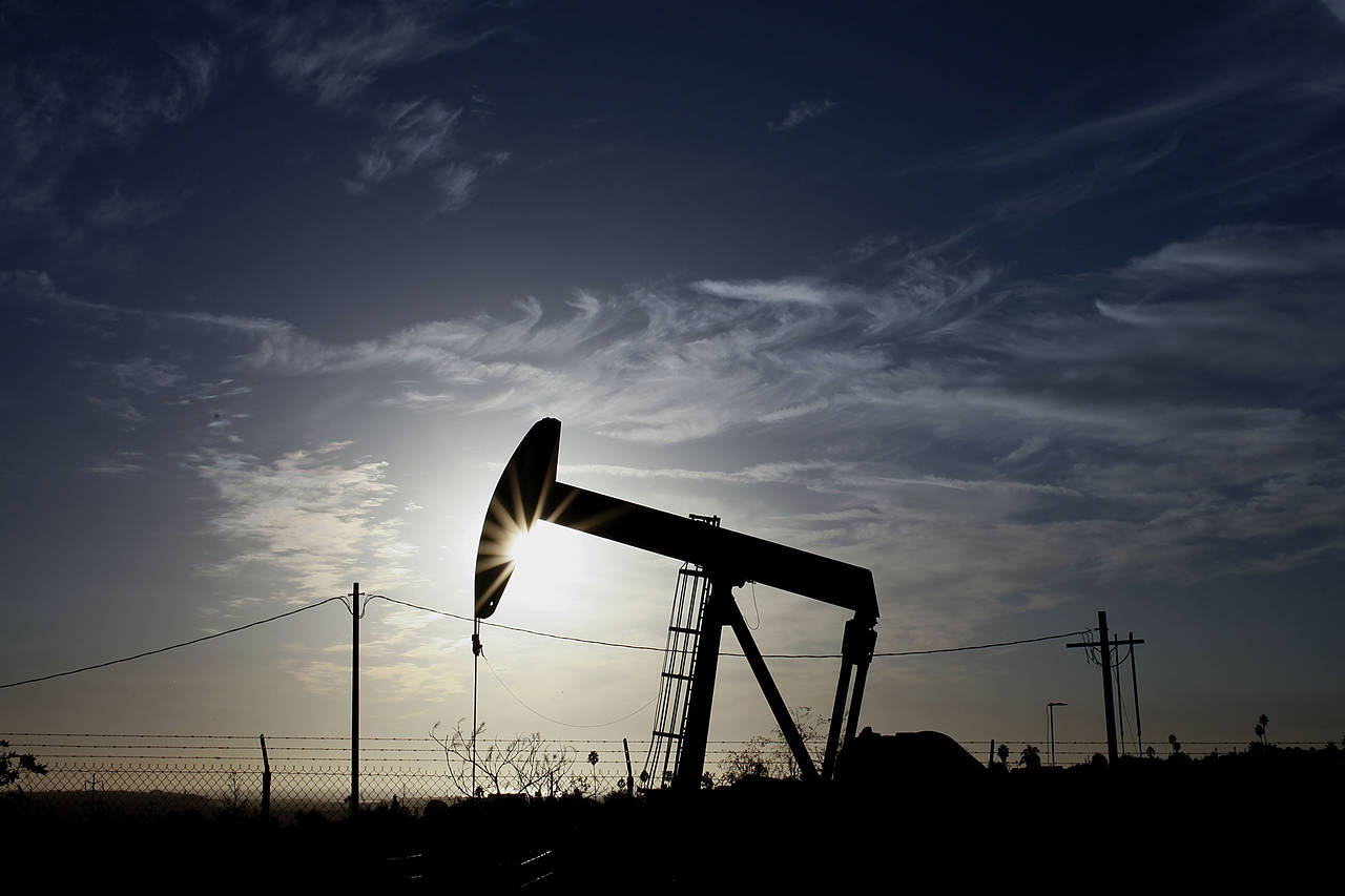 Giá dầu xuống thấp nhất trong nhiều tháng do tình trạng thừa cung