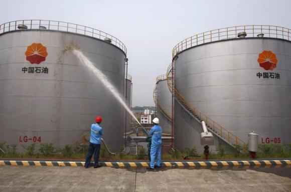 Giá dầu giảm 4% do giá xăng giảm, lo ngại về kinh tế Trung Quốc