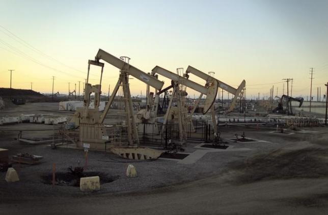 Giá dầu lại giảm 2% xuống thấp nhất trong gần 6 năm