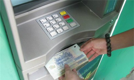 Cả đảo không có ATM, công chức vẫn phải nhận lương qua thẻ