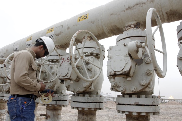 Giá dầu tăng 4% do lo ngại về nguồn cung từ Libya và Brazil
