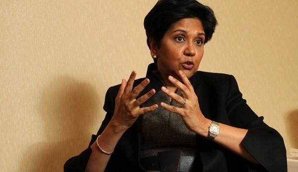 Vì sao CEO Indra Nooyi quyết giữ Pepsi khổng lồ và cồng kềnh?