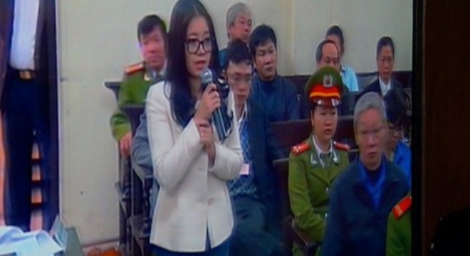  Vợ bầu Kiên khóc, chủ tọa liên tục an ủi 