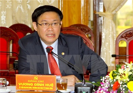 Trưởng ban Kinh tế TW: Không thể chủ quan với giá dầu giảm