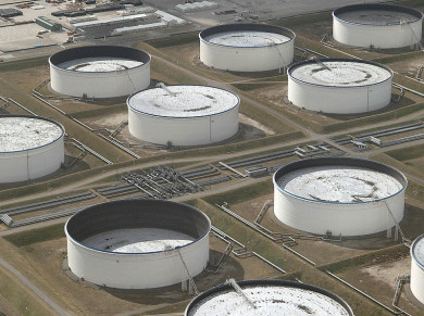 Giá dầu giảm hơn 3% do dầu lưu kho của Mỹ bất ngờ tăng