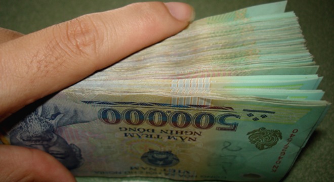  Cuối năm, ngân hàng hạ lãi suất huy động 