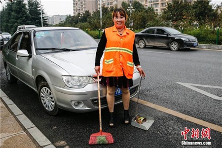 Lạ lẫm hàng trăm triệu phú chọn nghề quét rác